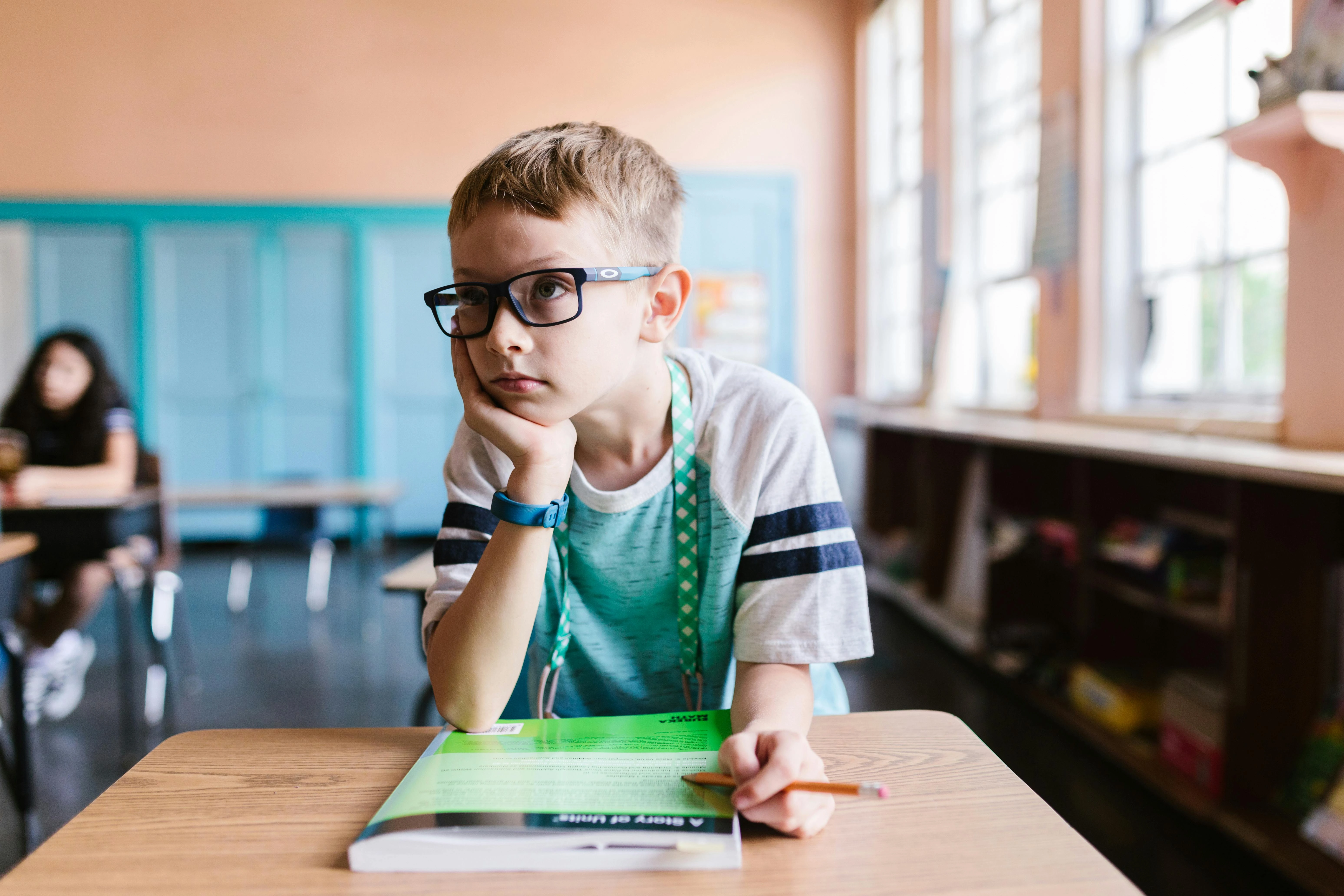 Niño con TDAH en un aula, distraído y con dificultades para concentrarse — el IEP correcto lo cambia todo