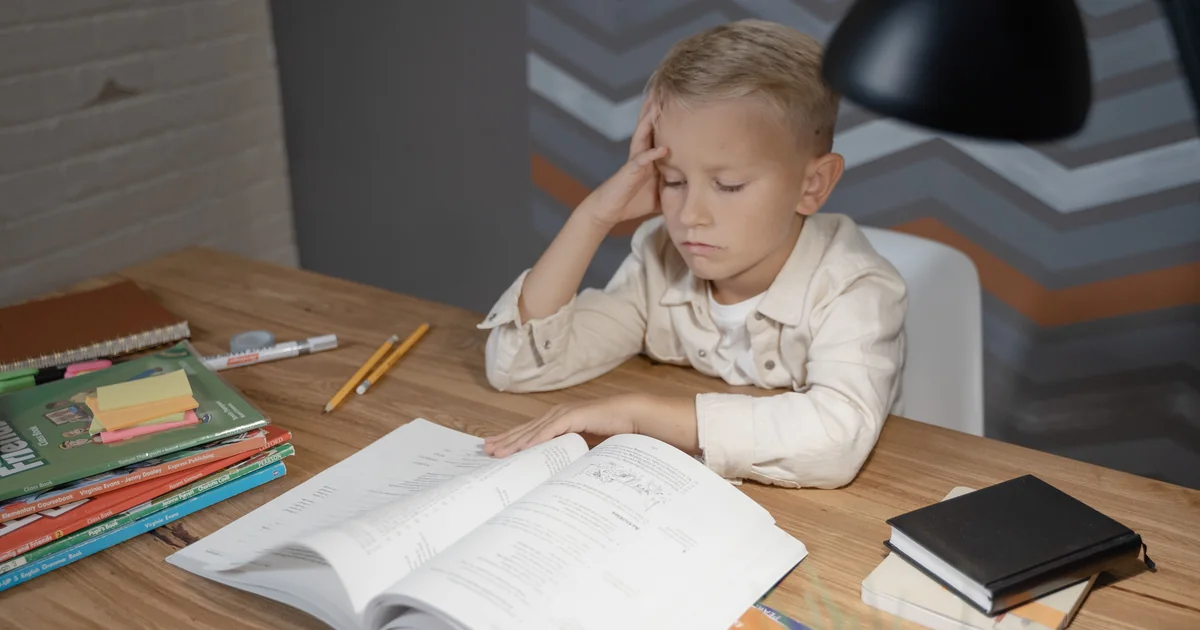 Niño continuando con sus tareas escolares mientras se resuelve una disputa del IEP
